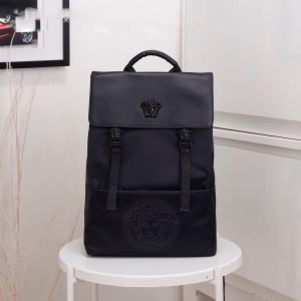 秋冬流行りファション ヴェルサーチ最新秋冬トレンドをチェック！2026-20秋冬 VERSACE リュック やっぱり優しい色.82.