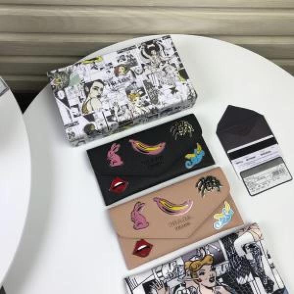 プラダやっぱり優しい色  PRADA 最新秋冬トレンドをチェック 財布/ウォレット 2色可選 最新秋冬トレンドをチェック！2026-20秋冬.105.