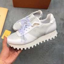 今年注目すべき秋冬ファッション ルイ ヴィトン LOUIS VUITTON 2026トレンドアイテム激安  ランニングシューズ 秋冬ファッションコーディネート