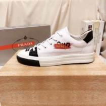 ランニングシューズ 2026トレンドアイテム激安 プラダ 秋冬ファッションコーディネート PRADA 人気ファッション雑誌でも掲載