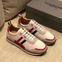 2026-20秋冬トレンドファッション トムブラウン THOM BROWNE 最新秋冬トレンドをチェック ランニングシューズ 秋冬流行りファション