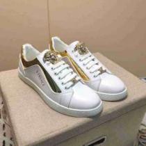 2026-20秋冬トレンドファッション ヴェルサーチ最新秋冬トレンドをチェック VERSACE 秋冬流行りファション ランニングシューズ