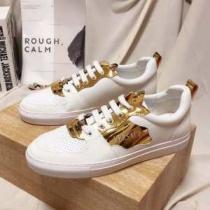 ヴェルサーチ秋冬もちろん主役級 VERSACE  大人かわいい秋冬コーデを楽しみ ランニングシューズ 2026秋のファッショントレンドはこれ