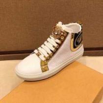 秋冬コーデと相性がいい ヴェルサーチおしゃれなファッションコーデ VERSACE ランニングシューズ 2026トレンド秋冬おすすめ安い