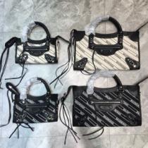 とにかく完璧ブランド新作 バレンシアガ大胆なチェックの人気トレンド  BALENCIAGA 秋服コーデ2025年版 多色選択可 ハンドバッグ.51.