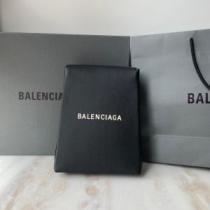 秋冬もちろん主役級 バレンシアガ 2026秋のファッショントレンドはこれ BALENCIAGA 秋ファションのトレンド ポーチ.51.