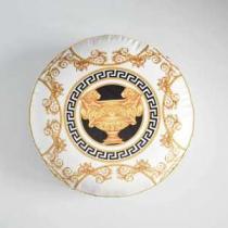 2026?2026秋冬流行色紹介 ヴェルサーチVERSACE 枕を抱く トレンド入り確実最新コレクション
