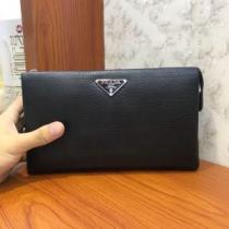 プラダ おススメの秋冬アイテムをCHECK  PRADA 2025トレンドファッション新品 ポーチ 今季トレンドをうまく取り.57.