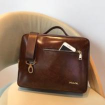 ハンドバッグ  最新秋冬トレンドをチェック！2026-20秋冬 プラダ絶対おさえるべきカラーと最新  PRADA 今年の流行りファション.57.