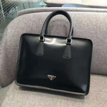 プラダ やっぱり優しい色 PRADA 【2026秋冬トレンド】押さえておきたい ハンドバッグ 2色可選 サイズのよさを感じる新作.57.