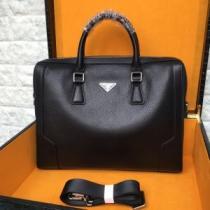 秋冬に大注目のカラー プラダ カジュアルコーデオシャレ PRADA ハンドバッグ  速報！2026年秋ファッショントレンド.57.