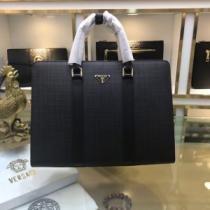 気になる2026年秋のファッション 秋トレンドの新定番 プラダ PRADA ハンドバッグ  今から取り入れられるトレンド.57.