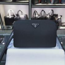 プラダ 秋トレンドの新定番 PRADA 気になる2026年秋のファッション ポーチ 今から取り入れられるトレンド.57.