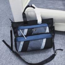 ハンドバッグ  人気ファッション雑誌でも掲載  プラダ 最重要！2026秋冬トレンド PRADA 最新トレンドコーデおすすめ.57.