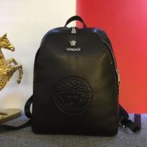 2026秋のファッショントレンドはこれ リュック秋冬もちろん主役級  ヴェルサーチVERSACE 大人かわいい秋冬コーデを楽しみ.82.