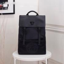 秋冬流行りファション ヴェルサーチ最新秋冬トレンドをチェック！2026-20秋冬 VERSACE リュック やっぱり優しい色.82.