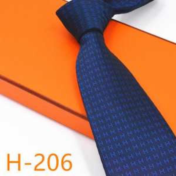 おしゃれ感度が高い秋冬トレンド エルメス HERMES ネクタイ 2026秋のファッショントレンドはこれ