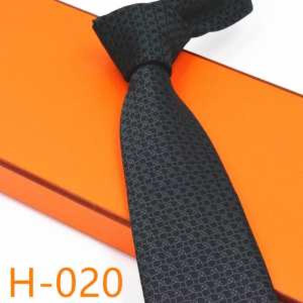 秋冬ファッションコーディネート エルメス 2026秋冬流行ファション  HERMES ネクタイ