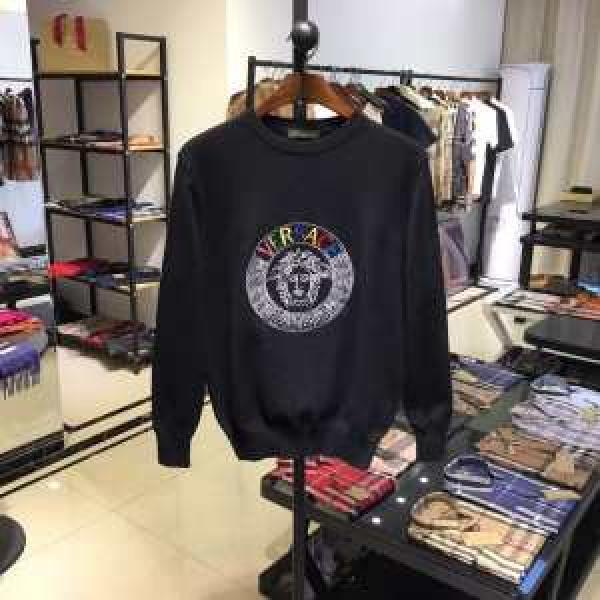 ヴェルサーチ VERSACE プルオーバーパーカー 2色可選 【2026秋冬】の注目トレンド オシャレスタイルが今年流