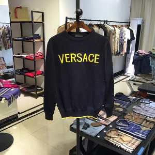 2026秋冬トレンド押さえておきたい ヴェルサーチ VERSACE プルオーバーパーカー 2色可選 お洒落で秋冬注目トレンド