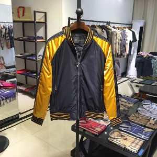 大人かわいい秋冬コーデを楽しみ 【最新】2026年秋冬のトレンド速報 ヴェルサーチ VERSACE ブルゾン 2色可選