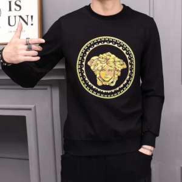 プルオーバーパーカー 2026秋のファッショントレンドはこれ おしゃれに秋を迎えるために ヴェルサーチ VERSACE
