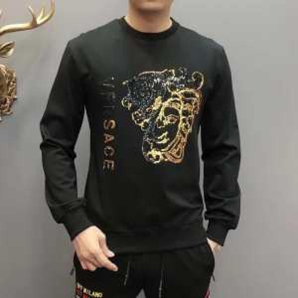 2025-20秋冬取り入れやすい ヴェルサーチ VERSACE プルオーバーパーカー 秋冬にお世話になる定番
