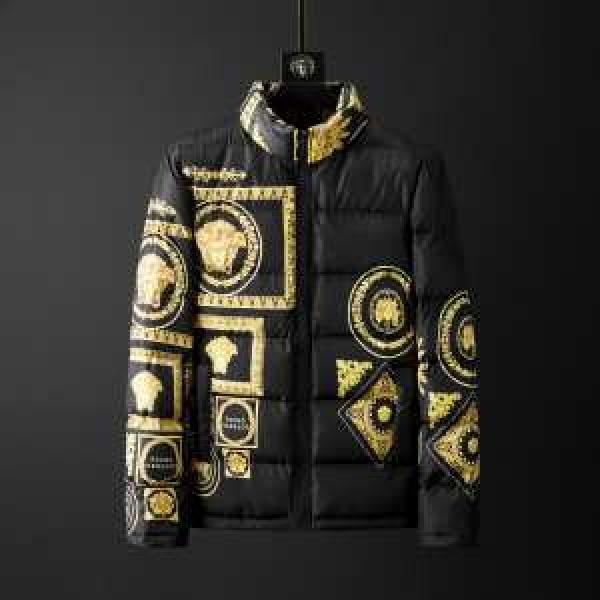 メンズ ダウンジャケット やっぱり優しい色 ヴェルサーチ 【2026秋冬トレンド】押さえておきたい VERSACE サイズのよさを感じる新作
