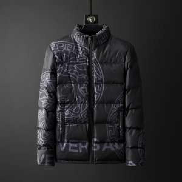 メンズ ダウンジャケット とにかく完璧ブランド新作 ヴェルサー秋服コーデ2026年版 チVERSACE  大胆なチェックの人気トレンド