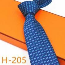 エルメスおしゃれさんはいち早く取り HERMES ネクタイ 気になる2026年秋のファッション