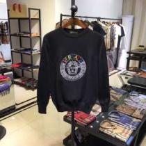 ヴェルサーチ VERSACE プルオーバーパーカー 2色可選 【2026秋冬】の注目トレンド オシャレスタイルが今年流