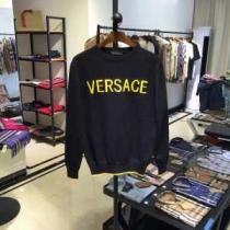 2026秋冬トレンド押さえておきたい ヴェルサーチ VERSACE プルオーバーパーカー 2色可選 お洒落で秋冬注目トレンド