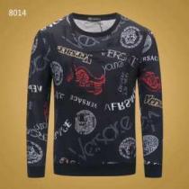 2026-20秋冬トレンドファッション 活躍するトレンドアイテム ヴェルサーチ VERSACE プルオーバーパーカー