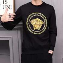 プルオーバーパーカー 2026秋のファッショントレンドはこれ おしゃれに秋を迎えるために ヴェルサーチ VERSACE