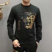 2025-20秋冬取り入れやすい ヴェルサーチ VERSACE プルオーバーパーカー 秋冬にお世話になる定番