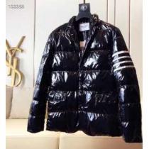 2026-20秋冬トレンドファッション トムブラウン THOM BROWNE2色可選  最新秋冬トレンドをチェック メンズ ダウンジャケット 秋冬流行りファション