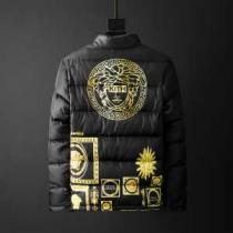 ヴェルサーチ 今年の流行りファション VERSACE 最新秋冬トレンドをチェック！2026-20秋冬 メンズ ダウンジャケット 絶対おさえるべきカラーと最新