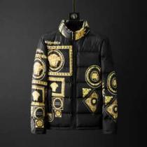 メンズ ダウンジャケット やっぱり優しい色 ヴェルサーチ 【2026秋冬トレンド】押さえておきたい VERSACE サイズのよさを感じる新作