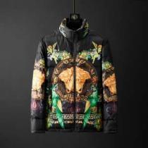 秋にはやる最新作を先取り ヴェルサーチ 2026秋冬トレンドアイテム VERSACE さわやかに新品おすすめ メンズ ダウンジャケット