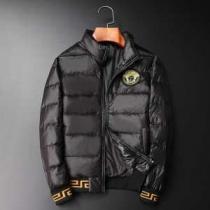 メンズ ダウンジャケット ヒットする秋冬コレクション ヴェルサーチ 2026トレンドアイテム激安 VERSACE 秋冬ファッションコーディネート