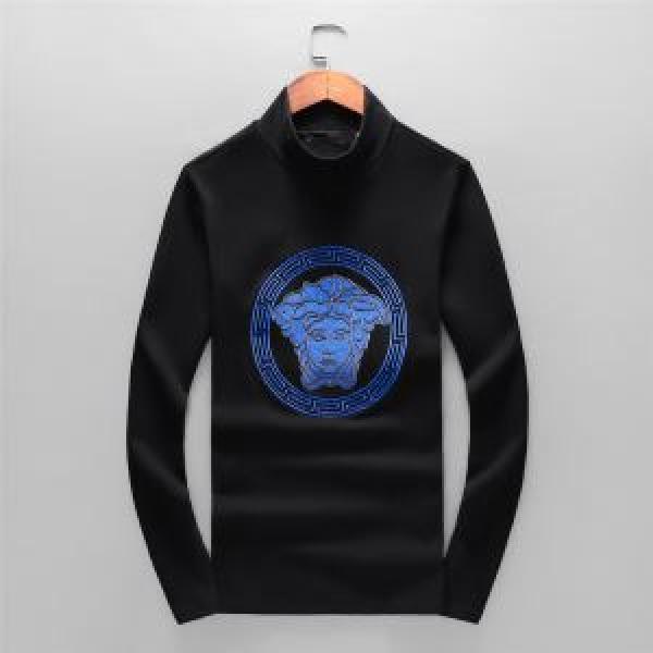 秋冬ファッションコーディネート ヴェルサーチ VERSACE 長袖Tシャツ 最速2026秋冬トレンドブランド