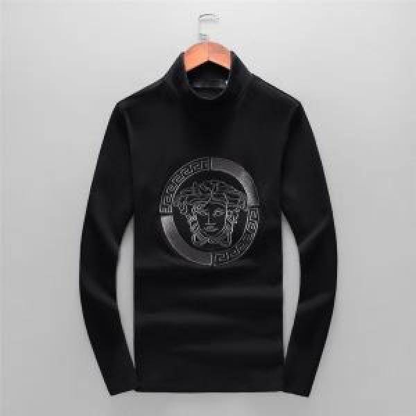 注目の秋ファッション一番 最新秋冬トレンドをチェック！2026-20秋冬 ヴェルサーチ VERSACE 長袖Tシャツ