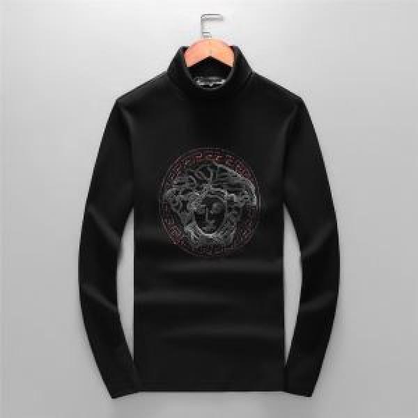 秋冬にお世話になる定番 2026-20秋冬トレンドファッション ヴェルサーチ VERSACE 長袖Tシャツ