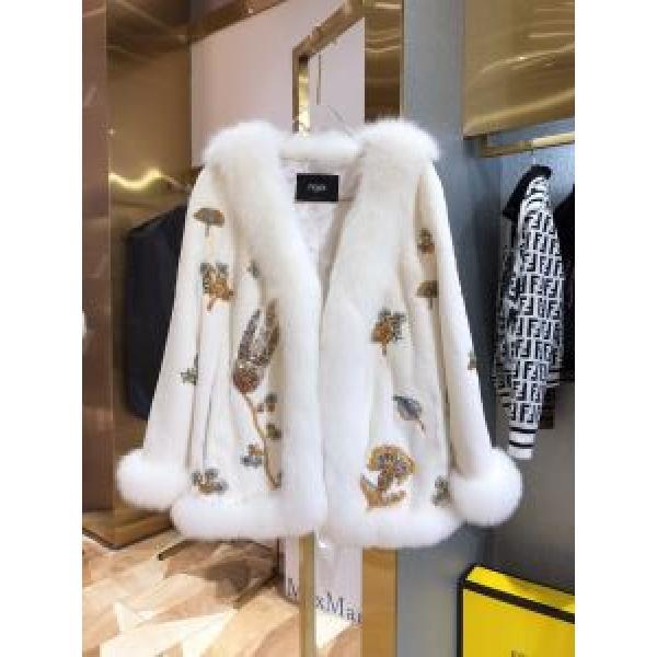 秋冬もちろん主役級　フェンディ FENDI 大人かわいい秋冬コーデを楽しみ　ハーフコート2026秋のファッショントレンドはこれ