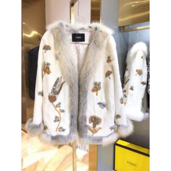フェンディ 秋ファションのトレンド　FENDI　一番おしゃれ秋冬トレンド　ハーフコート　2026秋に注目したい