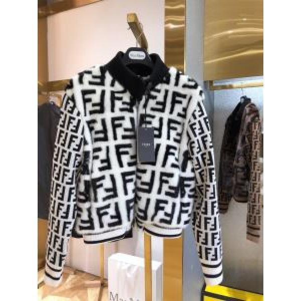 最速2026秋冬トレンドブランド　フェンディ FENDI　シンプルに着こなしたい　ハーフコート　今年らしい新しい人気色
