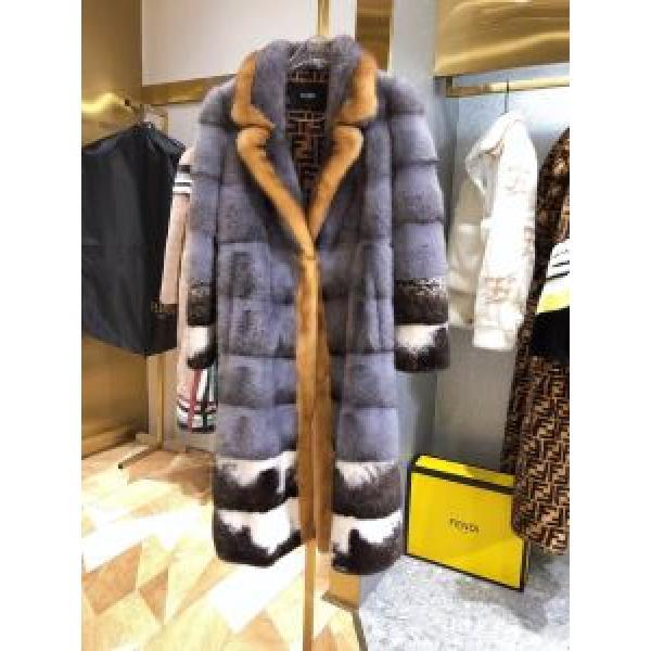 コート　おしゃれでおすすめ今季トレンド　フェンディ 今季トレンドをうまく取り　FENDI　2026トレンドファッション新品　
