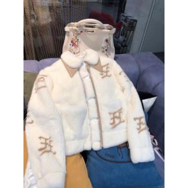 FENDI　　寒い季節トレンド上品　フェンディ 2026?2026秋冬流行色紹介　フード付きコート　今年の秋冬のトレンド激安セール
