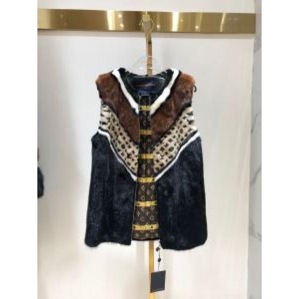 おしゃれに秋を迎えるために　ルイ ヴィトン LOUIS VUITTON　2026トレンドカラー秋冬セール　フード付きコート　とにかく完璧ブランド新作
