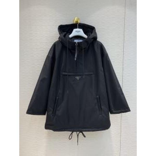 秋にこれがはやりそう　プラダ PRADA 2026秋冬トレンド押さえておきたい　フード付きコート　注目の秋ファッション一番